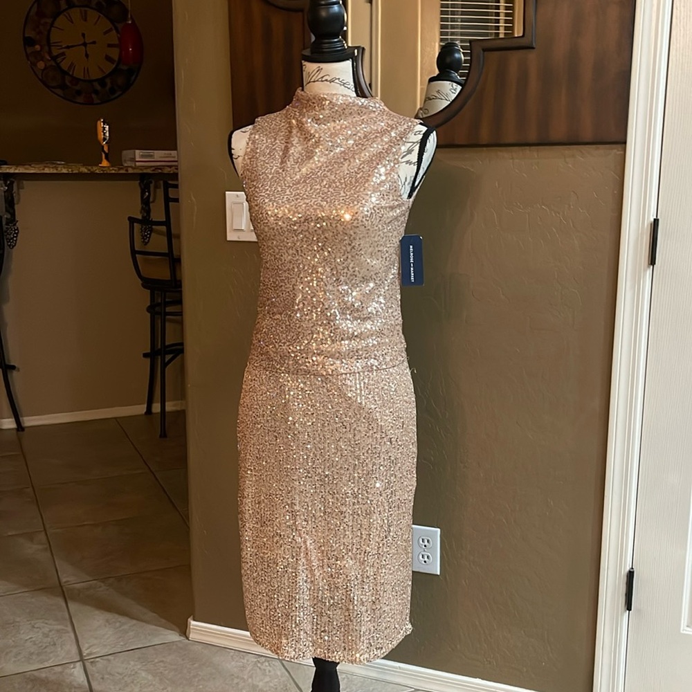 Melrose and Market 2-piece sequins outfit.